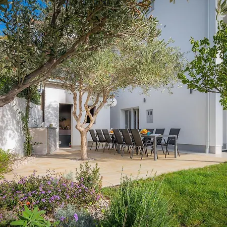 Ferienvilla Elena Mit Eigenem Pool By Interhome Tatil Evi Podstrana
