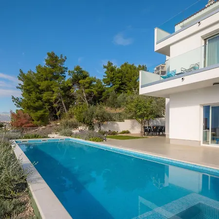 Tatil Evi Ferienvilla Elena Mit Eigenem Pool By Interhome
