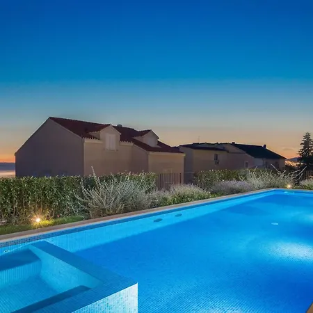 Ferienvilla Elena Mit Eigenem Pool By Interhome Tatil Evi Podstrana